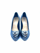 Load image into Gallery viewer, CHANEL Size 8.5 Silver Metallic Leather Pumps