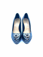 Load image into Gallery viewer, CHANEL Size 8.5 Silver Metallic Leather Pumps