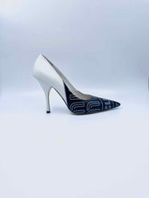 Load image into Gallery viewer, MIU MIU Size 9 Black & White Leather Pumps