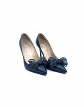 Load image into Gallery viewer, VALENTINO GARAVANI Size 8.5 Black Leather Pumps