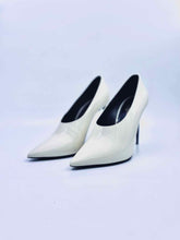 Load image into Gallery viewer, SAINT LAURENT Size 8.5 Cream Patent Leather Pumps