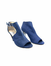 Load image into Gallery viewer, JIMMY CHOO Size 9.5 Navy Leather Pumps