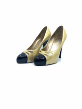 Load image into Gallery viewer, CHANEL Size 11 Black & Gold Patent Leather Pumps