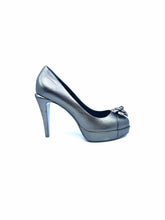 Load image into Gallery viewer, CHANEL Size 8.5 Silver Metallic Leather Pumps