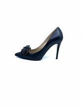 Load image into Gallery viewer, VALENTINO GARAVANI Size 8.5 Black Leather Pumps