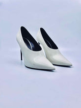 Load image into Gallery viewer, SAINT LAURENT Size 8.5 Cream Patent Leather Pumps