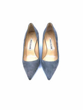 Load image into Gallery viewer, MANOLO BLAHNIK Size 5 Grey Suede Solid Pumps