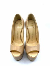 Load image into Gallery viewer, GIUSEPPE ZANOTTI Size 6 Nude Leather Solid Pumps
