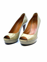 Load image into Gallery viewer, GUCCI Taupe Patent Leather Pumps Size 8