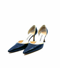 Load image into Gallery viewer, MANOLO BLAHNIK Size 8.5 Black Lace Pumps