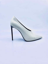 Load image into Gallery viewer, SAINT LAURENT Size 8.5 Cream Patent Leather Pumps