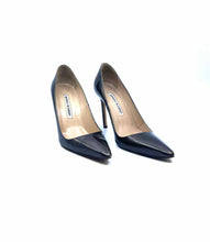 Load image into Gallery viewer, MANOLO BLAHNIK Size 8 Brown Patent Leather Solid Pumps