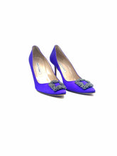Load image into Gallery viewer, MANOLO BLAHNIK Size 10 Purple Satin Pumps