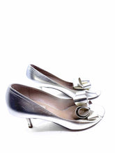 Load image into Gallery viewer, VALENTINO Size 9.5 Gold Leather Pumps
