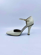 Load image into Gallery viewer, MARC JACOBS Size 8 Cream Patent Leather Solid Pumps
