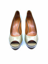 Load image into Gallery viewer, GUCCI Taupe Patent Leather Pumps Size 8
