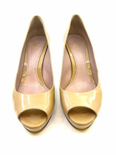 Load image into Gallery viewer, GUCCI Size 9 Nude Patent Leather Pumps
