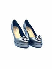 Load image into Gallery viewer, CHANEL Size 8.5 Silver Metallic Leather Pumps
