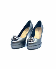 Load image into Gallery viewer, CHANEL Size 8.5 Silver Metallic Leather Pumps
