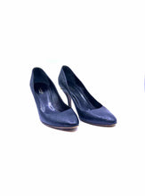 Load image into Gallery viewer, GUCCI Size 8.5 Black Leather LOGO Pumps
