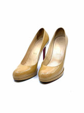 Load image into Gallery viewer, CHRISTIAN LOUBOUTIN Size 8 Beige Patent Leather Pumps
