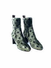 Load image into Gallery viewer, LOUIS VUITTON Size 8 Black &amp; Green Velvet Ankle Boot
