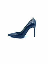 Load image into Gallery viewer, MANOLO BLAHNIK Size 9 Black Leather Snakeskin Pumps
