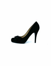 Load image into Gallery viewer, VALENTINO Size 8.5 Black Suede Pumps
