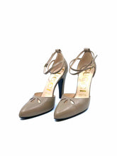 Load image into Gallery viewer, GUCCI Size 7.5 Taupe Leather Pumps
