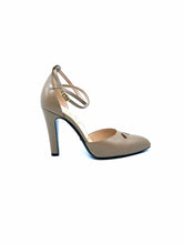 Load image into Gallery viewer, GUCCI Size 7.5 Taupe Leather Pumps
