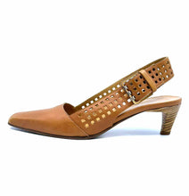 Load image into Gallery viewer, BOTTEGA VENETA Size 5.5 Camel Sandals
