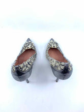 Load image into Gallery viewer, MOSCHINO Size 7.5 Silver, Cream Tweed Solid Pumps
