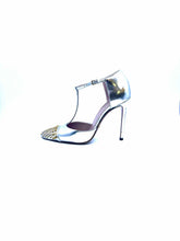 Load image into Gallery viewer, GUCCI Size 7 Silver Leather Pumps
