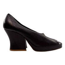 Load image into Gallery viewer, BOTTEGA VENETA Size 10 Brown Leather Solid Pumps
