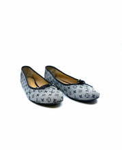 Load image into Gallery viewer, LOUIS VUITTON Size 10 Grey Flats

