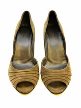 Load image into Gallery viewer, GUCCI Size 8.5 Brown Suede Pumps
