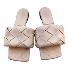 Load image into Gallery viewer, BOTTEGA VENETA Lido Leather Slide | 9
