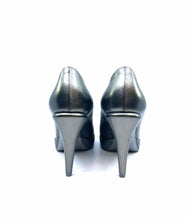 Load image into Gallery viewer, CHANEL Size 8.5 Silver Metallic Leather Pumps
