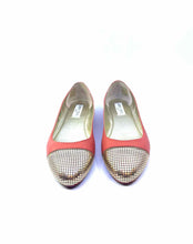 Load image into Gallery viewer, JIMMY CHOO Size 8.5 Coral Flats
