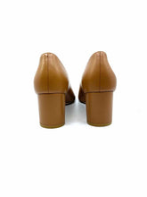 Load image into Gallery viewer, STUART WEITZMAN Size 10.5 Beige Leather Pumps
