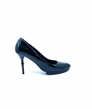 Load image into Gallery viewer, GUCCI Size 8.5 Black Patent Leather Pumps
