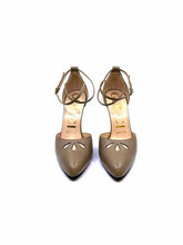 Load image into Gallery viewer, GUCCI Size 7.5 Taupe Leather Pumps
