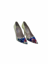 Load image into Gallery viewer, MIU MIU Size 6 Cream Patent Leather Pumps
