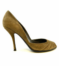 Load image into Gallery viewer, GUCCI Size 8.5 Brown Suede Pumps

