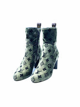 Load image into Gallery viewer, LOUIS VUITTON Size 8 Black &amp; Green Velvet Ankle Boot
