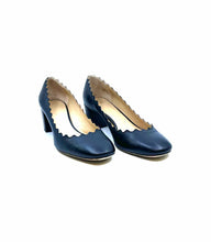 Load image into Gallery viewer, CHLOE Size 10 Black Leather Solid Pumps
