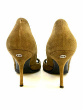 Load image into Gallery viewer, GUCCI Size 8.5 Brown Suede Pumps
