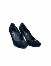 Load image into Gallery viewer, CHANEL Size 9.5 Black Suede Solid Pumps

