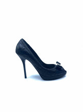 Load image into Gallery viewer, CHRISTIAN DIOR Size 9 Black Leather Quilted Pumps
