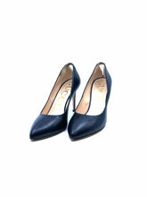 Load image into Gallery viewer, GUCCI Size 8.5 Black Pumps
